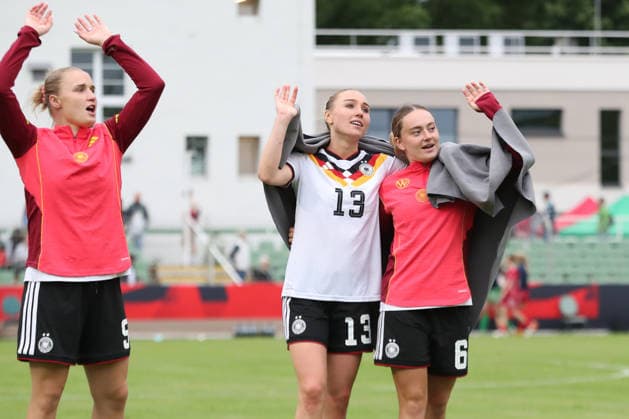 Fußball, U23-Frauen: Deutschland - Dänemark, 04.06.26 Sophie Nachtigall (13, Deutschland U23, SC Freiburg) und Sofie Zdebel (6, Deutschland U23, Bayer Leverkusen) jubeln nach dem Spiel zu den Fans. Fußball, Testspiel U23-Frauen: Deutschland - Dänemark am 04.06.26 im Alfred-Kunze-Sportpark Leipzig-Leutzsch. Copyright: xBEAUTIFULxSPORTS JanxKaeferx