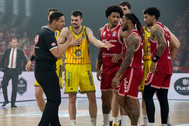 Bamberg, Deutschland 04. Juni 2026: 1. BBL Playoff Halbfinale - 2025 2026 - Sp. 3 - Bamberg Baskets gegen Alba Berlin Im Bild: Jonas Mattisseck (Berlin) gestikuliert mit dem Schiedsrichter Brose Arena Bayern Copyright: xFotostandx xSchmittx