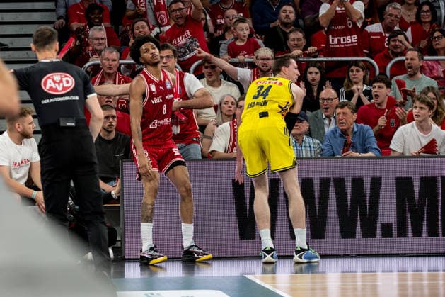 Bamberg, Deutschland 04. Juni 2026: 1. BBL Playoff Halbfinale - 2025 2026 - Sp. 3 - Bamberg Baskets gegen Alba Berlin Im Bild: v. li. Demarcus Demonia (Bamberg) holt sich den Ballbesitz gegen Justin Bean (Berlin) Brose Arena Bayern Copyright: xFotostandx xSchmittx