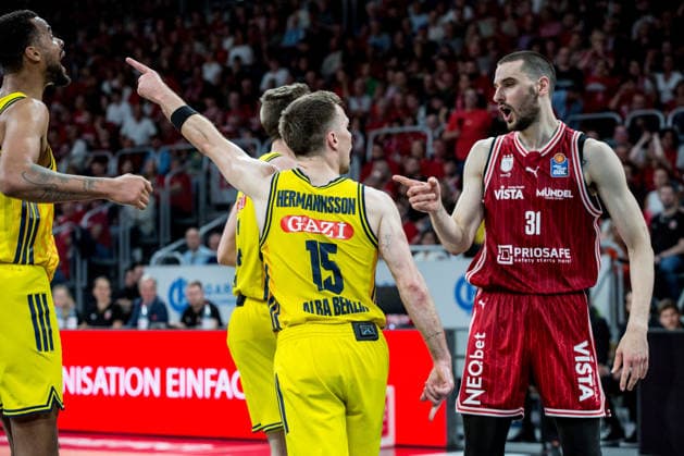 Bamberg, Deutschland 04. Juni 2026: 1. BBL Playoff Halbfinale - 2025 2026 - Sp. 3 - Bamberg Baskets gegen Alba Berlin Im Bild: v. li. gestikulieren Martin Hermannsson (Berlin) und Daniel Keppeler (Bamberg) Brose Arena Bayern Copyright: xFotostandx xSchmittx