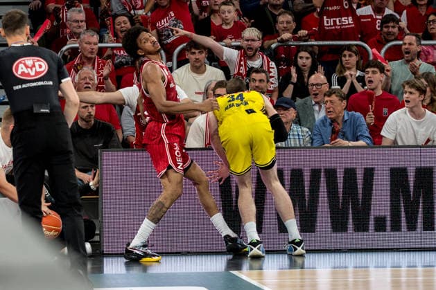 Bamberg, Deutschland 04. Juni 2026: 1. BBL Playoff Halbfinale - 2025 2026 - Sp. 3 - Bamberg Baskets gegen Alba Berlin Im Bild: v. li. Demarcus Demonia (Bamberg) holt sich den Ballbesitz gegen Justin Bean (Berlin) Brose Arena Bayern Copyright: xFotostandx xSchmittx