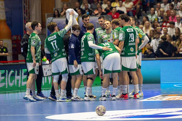 DAIKIN Handball Bundesliga, Kassel, MT Melsungen vs. Fuechse Berlin, Rothenbach-Halle Kassel; 04.06.2026 DAIKIN Handball Bundesliga, Kassel, Germany - 04.06.2026: Die Spieler der Füchse Berlin bei einer Auszeit, Handball Bundesliga, Spiel der MT Melsungen vs. Fuechse Berlin, Rothenbach-Halle Kassel Copyright: xBEAUTIFULxSPORTS Freudensteinx