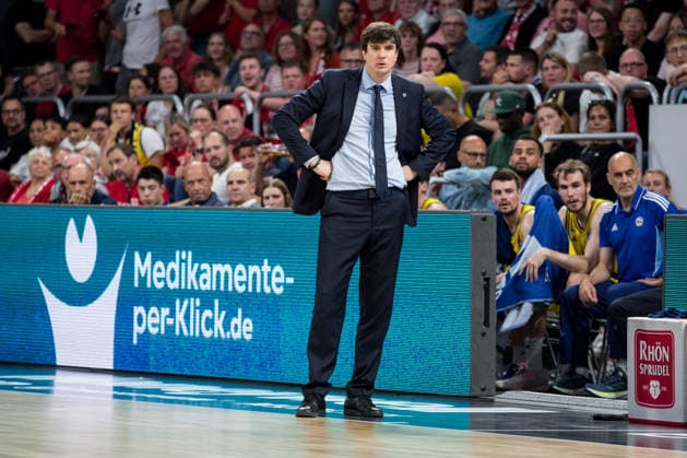 Bamberg, Deutschland 04. Juni 2026: 1. BBL Playoff Halbfinale - 2025 2026 - Sp. 3 - Bamberg Baskets gegen Alba Berlin Im Bild: Trainer Pedro Calles (Berlin) steht unzufrieden am Spielfeld Brose Arena Bayern Copyright: xFotostandx xSchmittx