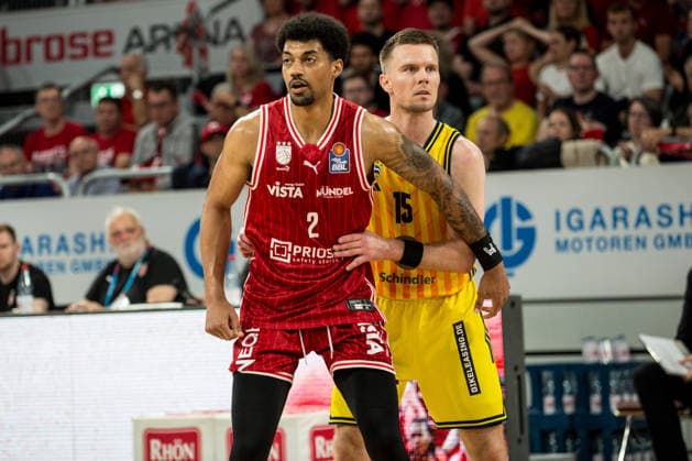 Bamberg, Deutschland 04. Juni 2026: 1. BBL Playoff Halbfinale - 2025 2026 - Sp. 3 - Bamberg Baskets gegen Alba Berlin Im Bild: v. li. Ibi Watson (Bamberg) und Martin Hermannsson (Berlin) Brose Arena Bayern Copyright: xFotostandx xSchmittx