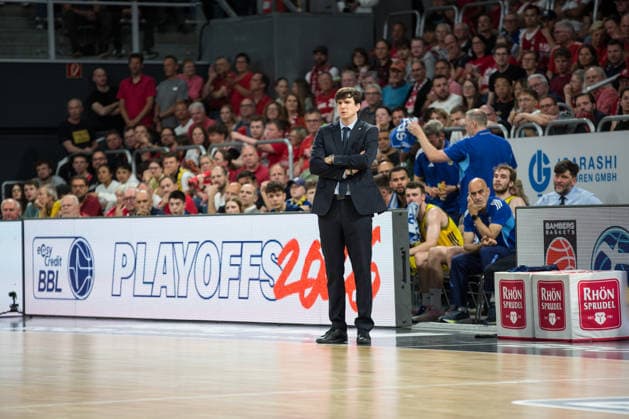 Bamberg, Deutschland 04. Juni 2026: 1. BBL Playoff Halbfinale - 2025 2026 - Sp. 3 - Bamberg Baskets gegen Alba Berlin Im Bild: Trainer Pedro Calles (Berlin) steht unzufrieden am Spielfeld Brose Arena Bayern Copyright: xFotostandx xSchmittx
