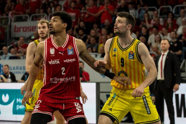 Bamberg, Deutschland 04. Juni 2026: 1. BBL Playoff Halbfinale - 2025 2026 - Sp. 3 - Bamberg Baskets gegen Alba Berlin Im Bild: v. li. Ibi Watson (Bamberg) und Jonas Mattisseck (Berlin) Brose Arena Bayern Copyright: xFotostandx xSchmittx