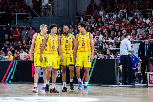 Bamberg, Deutschland 04. Juni 2026: 1. BBL Playoff Halbfinale - 2025 2026 - Sp. 3 - Bamberg Baskets gegen Alba Berlin Im Bild: v. li. Sam Griesel (Berlin), Jack Kayil (Berlin), JÂ wan Roberts (Berlin) und Michael Rataj (Berlin) stehen enttäuscht auf dem Spielfeld Brose Arena Bayern Copyright: xFotostandx xSchmittx
