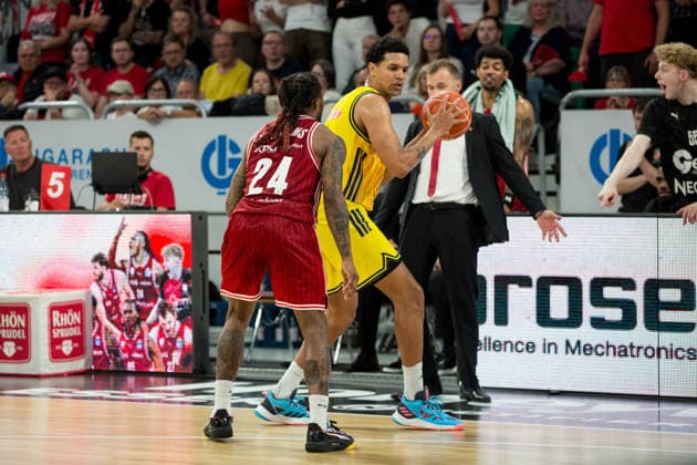 Bamberg, Deutschland 04. Juni 2026: 1. BBL Playoff Halbfinale - 2025 2026 - Sp. 3 - Bamberg Baskets gegen Alba Berlin Im Bild: v. li. Cobe Williams (Bamberg) und Jack Kayil (Berlin) Brose Arena Bayern Copyright: xFotostandx xSchmittx