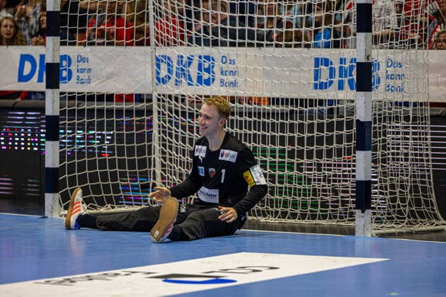 Sport Bilder des Tages DAIKIN Handball Bundesliga, Kassel, MT Melsungen vs. Fuechse Berlin, Rothenbach-Halle Kassel; 04.06.2026 DAIKIN Handball Bundesliga, Kassel, Germany - 04.06.2026: Lasse Ludwig (Fuechse Berlin, 1) sitzt im Tor während des Spiels, Handball Bundesliga, Spiel der MT Melsungen vs. Fuechse Berlin, Rothenbach-Halle Kassel Copyright: xBEAUTIFULxSPORTS Freudensteinx