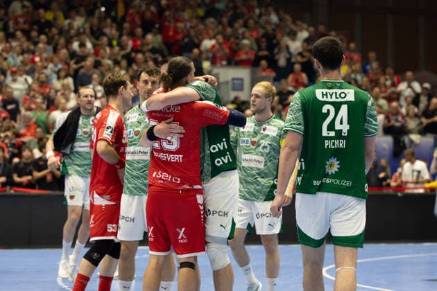 Sport Bilder des Tages DAIKIN Handball Bundesliga, Kassel, MT Melsungen vs. Fuechse Berlin, Rothenbach-Halle Kassel; 04.06.2026 DAIKIN Handball Bundesliga, Kassel, Germany - 04.06.2026: Die Spieler nach dem Spiel, Handball Bundesliga, Spiel der MT Melsungen vs. Fuechse Berlin, Rothenbach-Halle Kassel Copyright: xBEAUTIFULxSPORTS Freudensteinx