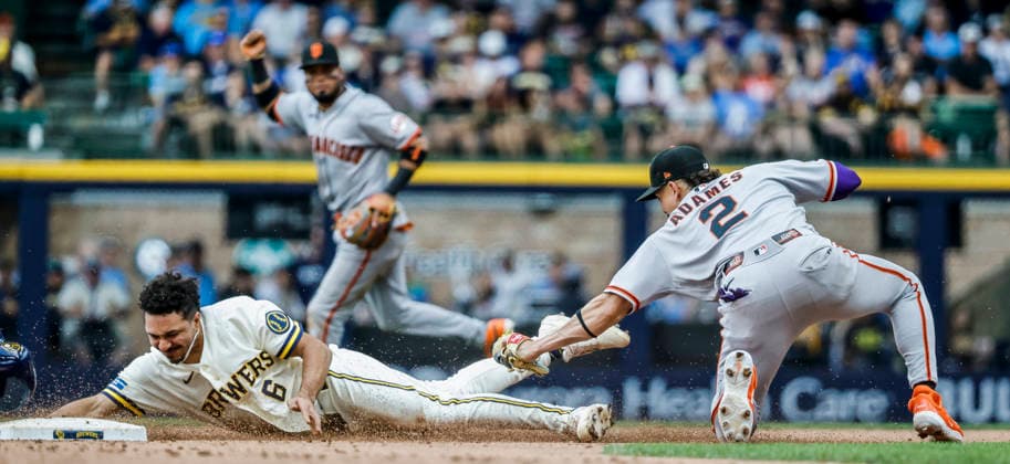 San Francisco Giants shortstop Willy Adames (R) tags out Milwaukee Brewers shortstop David Hamilton (L) on a steal attempt in the sixth inning of the MLB, Baseball Herren, USA game between the San Francisco Giants and the Milwaukee Brewers at American Family Field in Milwaukee, Wisconsin on Thursday, June 4, 2026.  MIL2026060483211 TANNENxMAURY