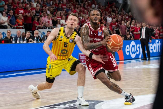 Bamberg, Deutschland 04. Juni 2026: 1. BBL Playoff Halbfinale - 2025 2026 - Sp. 3 - Bamberg Baskets gegen Alba Berlin Im Bild: v. li. Martin Hermannsson (Berlin) gegen Cobe Williams (Bamberg) Brose Arena Bayern Copyright: xFotostandx xSchmittx