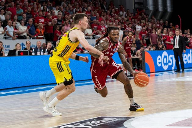 Bamberg, Deutschland 04. Juni 2026: 1. BBL Playoff Halbfinale - 2025 2026 - Sp. 3 - Bamberg Baskets gegen Alba Berlin Im Bild: v. li. Martin Hermannsson (Berlin) gegen Cobe Williams (Bamberg) Brose Arena Bayern Copyright: xFotostandx xSchmittx
