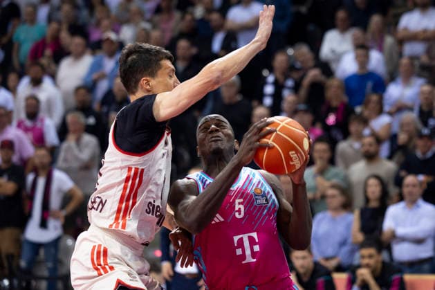 Tylan BIRTS (BON 5, re.) am Ball im Zweikampf gegen Vladimir LUCIC (FCB 11, li.), Aktion. Endstand 57:77, Basketball 1.Bundesliga Telekom Baskets Bonn-FC Bayern Muenchen Basketball (München) BON vs FCB Playoffs, Halbfinale, 3. Spiel, im T E L E K O M D O M E, am 27.05.2026, Â