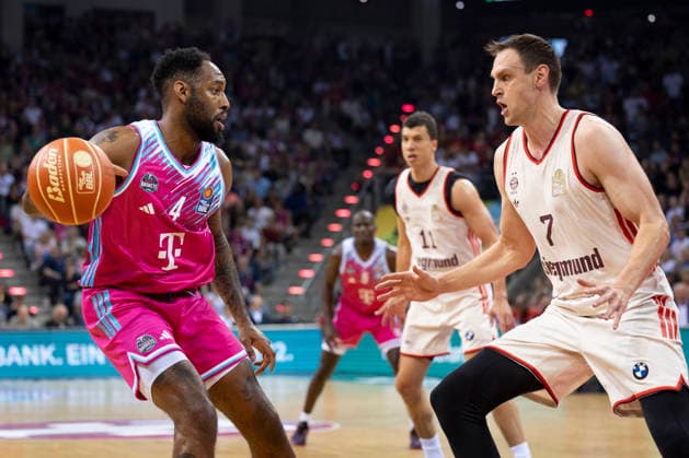Jeff GARRETT JR. (BON 4, li.) am Ball im Zweikampf gegen Johannes VOIGTMANN (FCB 7, re.), Aktion. Endstand 57:77, Basketball 1.Bundesliga Telekom Baskets Bonn-FC Bayern Muenchen Basketball (München) BON vs FCB Playoffs, Halbfinale, 3. Spiel, im T E L E K O M D O M E, am 27.05.2026, Â