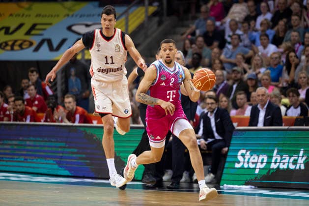 Alijah COMITHIER (BON 2, re.) am Ball im Zweikampf gegen Vladimir LUCIC (FCB 11, li.), Aktion. Endstand 57:77, Basketball 1.Bundesliga Telekom Baskets Bonn-FC Bayern Muenchen Basketball (München) BON vs FCB Playoffs, Halbfinale, 3. Spiel, im T E L E K O M D O M E, am 27.05.2026, Â