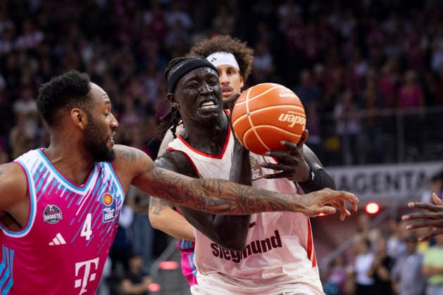 Wenyen GABRIEL (FCB 32, mi.) am Ball im Zweikampf gegen Jeff GARRETT JR. (BON 4, li.), Aktion. Endstand 57:77, Basketball 1.Bundesliga Telekom Baskets Bonn-FC Bayern Muenchen Basketball (München) BON vs FCB Playoffs, Halbfinale, 3. Spiel, im T E L E K O M D O M E, am 27.05.2026, Â
