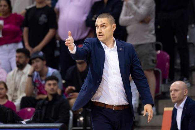 Head Coach Marko STANKOVIC (BON, mi.) zeigt die Richtung an, Einzelbild. Endstand 57:77, Basketball 1.Bundesliga Telekom Baskets Bonn-FC Bayern Muenchen Basketball (München) BON vs FCB Playoffs, Halbfinale, 3. Spiel, im T E L E K O M D O M E, am 27.05.2026, Â