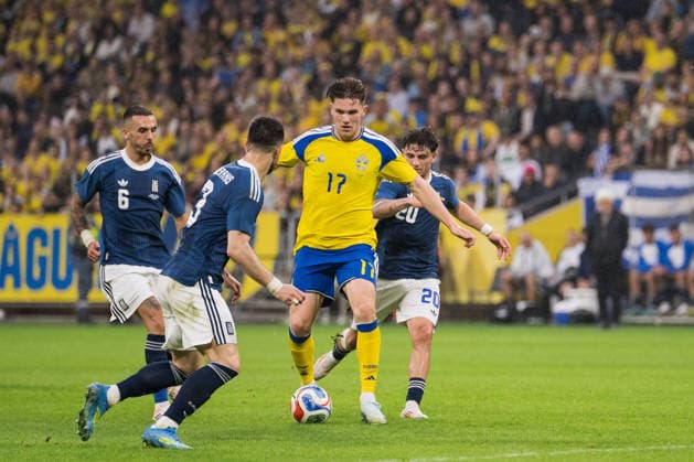 260604 Dimitris Kourbelis and Christos Zafeiris of Greece against Viktor Gyökeres of Sweden during the International Friendly, Länderspiel, Nationalmannschaft football match between Sweden and Greece on June 4, 2026 in Stockholm. Photo: Johanna Säll BILDBYRAN kod JL JM0822 bbeng fotboll football soccer fotball träningslandskamp international friendly sverige sweden sverige a grekland greece Copyright: JOHANNAxSÄLL BB260604BB899