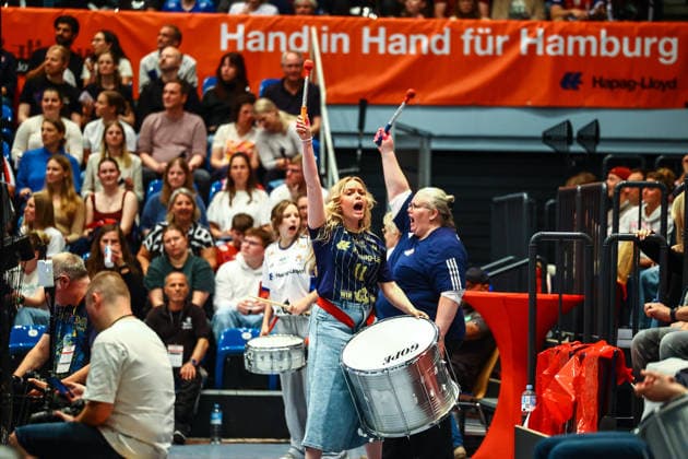 Handball I Herren I Saison 2025 2026 I Bundesliga I 33. Spieltag I HSV Hamburg - HSG Wetzlar I 04.06.2026 HSV Hamburg Fans beim trommeln *** Handball I Men I Season 2025 2026 I Bundesliga I 33 Matchday I HSV Hamburg HSG Wetzlar I 04 06 2026 HSV Hamburg fans beating the drums Copyright: xLobeca RalfxHomburgx
