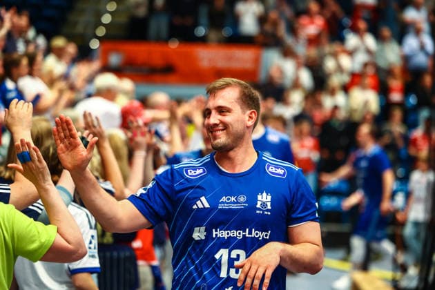 Handball I Herren I Saison 2025 2026 I Bundesliga I 33. Spieltag I HSV Hamburg - HSG Wetzlar I 04.06.2026 Niklas Weller (13, HSV Hamburg) bedankt sich bei den Fans Copyright: xLobeca RalfxHomburgx