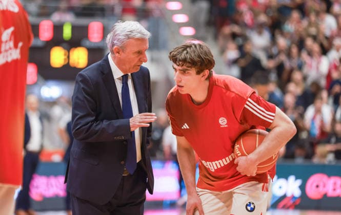 Headcoach Svetislav Pesic (Bayern) und Justinian Jessup (Bayern), Bonn, Deutschland, 04.06.2026, Basketball Bundesliga, 3. Halbfinale, Telekom Baskets Bonn vs FC Bayern München Basketball.