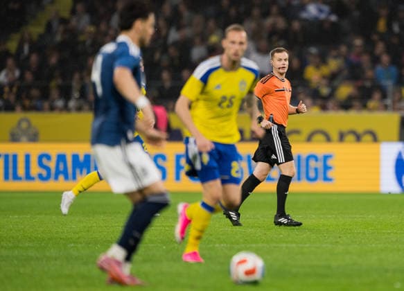 260604 Referee Aaron Wyn Jones during the International Friendly, Länderspiel, Nationalmannschaft football match between Sweden and Greece on June 4, 2026 in Stockholm. Photo: Johanna Säll BILDBYRAN kod JL JM0822 bbeng fotboll football soccer fotball träningslandskamp international friendly sverige sweden sverige a grekland greece Copyright: JOHANNAxSÄLL BB260604BB953