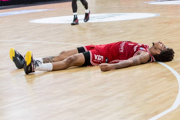 Bamberg, Deutschland 04. Juni 2026: 1. BBL Playoff Halbfinale - 2025 2026 - Sp. 3 - Bamberg Baskets gegen Alba Berlin Im Bild: Demarcus Demonia (Bamberg) liegt auf dem Boden Brose Arena Bayern Copyright: xFotostandx xSchmittx