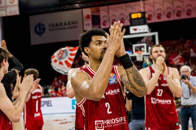 Bamberg, Deutschland 04. Juni 2026: 1. BBL Playoff Halbfinale - 2025 2026 - Sp. 3 - Bamberg Baskets gegen Alba Berlin Im Bild: Ibi Watson (Bamberg) jubelt zu den Fans Brose Arena Bayern Copyright: xFotostandx xSchmittx