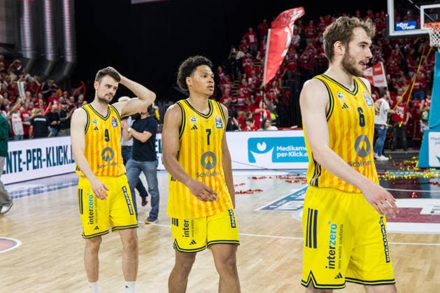 Bamberg, Deutschland 04. Juni 2026: 1. BBL Playoff Halbfinale - 2025 2026 - Sp. 3 - Bamberg Baskets gegen Alba Berlin Im Bild: v. li. Jonas Mattisseck (Berlin), Jack Kayil (Berlin) und Malte Delow (Berlin) laufen enttäuscht vom Spielfeld Brose Arena Bayern Copyright: xFotostandx xSchmittx