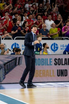 Bamberg, Deutschland 04. Juni 2026: 1. BBL Playoff Halbfinale - 2025 2026 - Sp. 3 - Bamberg Baskets gegen Alba Berlin Im Bild: Trainer Pedro Calles (Berlin) Einzel am Spielfeldrand Brose Arena Bayern Copyright: xFotostandx xSchmittx