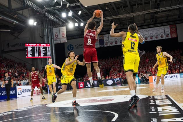 Bamberg, Deutschland 04. Juni 2026: 1. BBL Playoff Halbfinale - 2025 2026 - Sp. 3 - Bamberg Baskets gegen Alba Berlin Im Bild: v. li. Jack Kayil (Berlin), Demarcus Demonia (Bamberg) und JÂ wan Roberts (Berlin) Brose Arena Bayern Copyright: xFotostandx xSchmittx