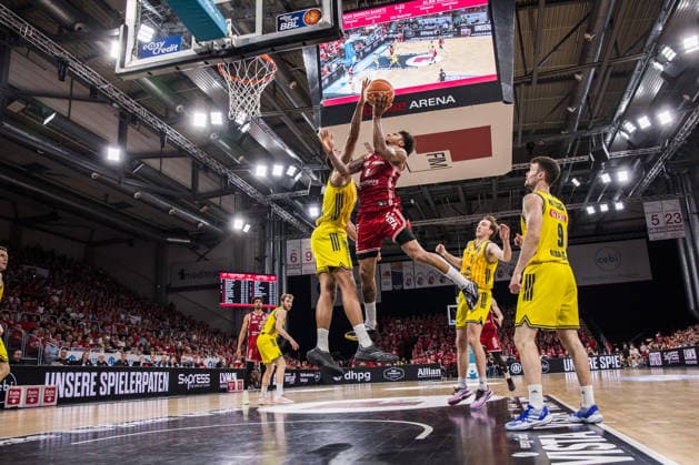 Bamberg, Deutschland 04. Juni 2026: 1. BBL Playoff Halbfinale - 2025 2026 - Sp. 3 - Bamberg Baskets gegen Alba Berlin Im Bild: Demarcus Demonia (Bamberg) zieht komplett durch die Berliner Zone Brose Arena Bayern Copyright: xFotostandx xSchmittx