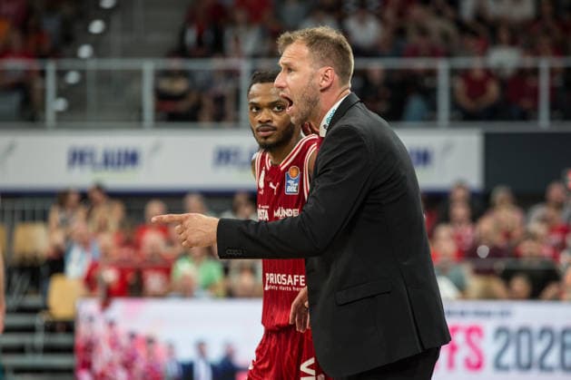 Bamberg, Deutschland 04. Juni 2026: 1. BBL Playoff Halbfinale - 2025 2026 - Sp. 3 - Bamberg Baskets gegen Alba Berlin Im Bild: v. li. Cobe Williams (Bamberg) und Trainer Anton Gavel (Bamberg) im Gespräch Brose Arena Bayern Copyright: xFotostandx xSchmittx