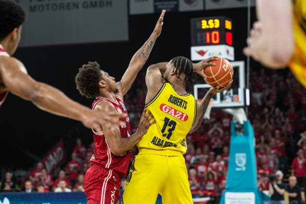 Bamberg, Deutschland 04. Juni 2026: 1. BBL Playoff Halbfinale - 2025 2026 - Sp. 3 - Bamberg Baskets gegen Alba Berlin Im Bild: v. li. Demarcus Demonia (Bamberg) und JÂ wan Roberts (Berlin) Brose Arena Bayern Copyright: xFotostandx xSchmittx