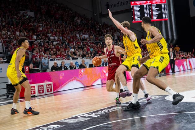 Bamberg, Deutschland 04. Juni 2026: 1. BBL Playoff Halbfinale - 2025 2026 - Sp. 3 - Bamberg Baskets gegen Alba Berlin Im Bild: Zachary Ensminger (Bamberg) gegen die Berliner Abwehr Brose Arena Bayern Copyright: xFotostandx xSchmittx