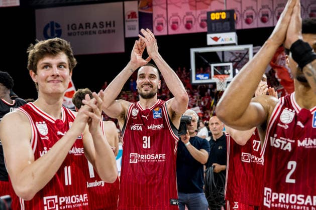 Bamberg, Deutschland 04. Juni 2026: 1. BBL Playoff Halbfinale - 2025 2026 - Sp. 3 - Bamberg Baskets gegen Alba Berlin Im Bild: Jubel bei Daniel Keppeler (Bamberg) über den Sieg Brose Arena Bayern Copyright: xFotostandx xSchmittx