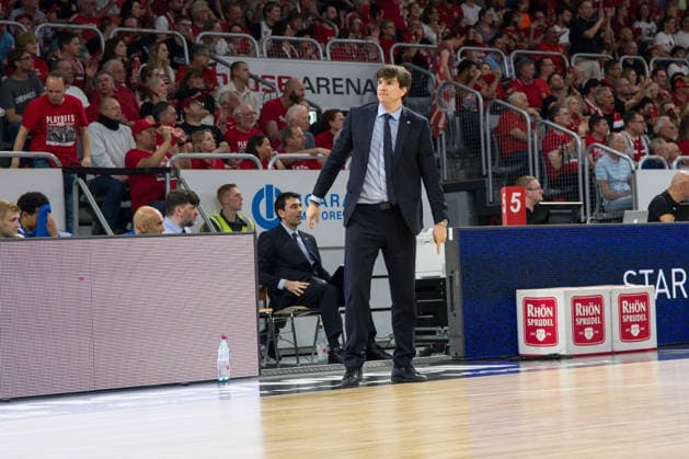Bamberg, Deutschland 04. Juni 2026: 1. BBL Playoff Halbfinale - 2025 2026 - Sp. 3 - Bamberg Baskets gegen Alba Berlin Im Bild: Trainer Pedro Calles (Berlin) Einzel am Spielfeldrand Brose Arena Bayern Copyright: xFotostandx xSchmittx