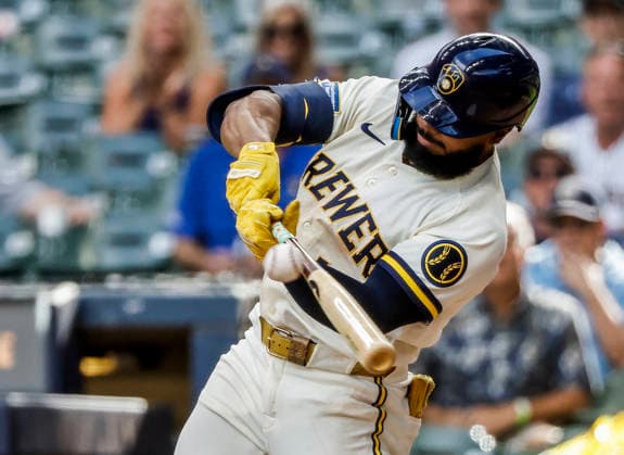 Milwaukee Brewers third baseman Luis Rengifo hits and RBI single in the ninth inning of the MLB, Baseball Herren, USA game between the San Francisco Giants and the Milwaukee Brewers at American Family Field in Milwaukee, Wisconsin on Thursday, June 4, 2026. The Giants defeated the Brewers 12-9.  MIL20260604849 TANNENxMAURY