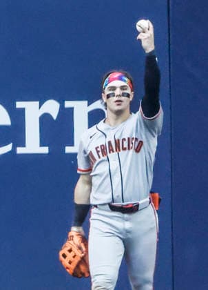 San Francisco Giants center fielder Drew Gilbert holds the ball after preventing a home run by Milwaukee Brewers first baseman Andrew Vaughn in the seventh inning of the MLB, Baseball Herren, USA game between the San Francisco Giants and the Milwaukee Brewers at American Family Field in Milwaukee, Wisconsin on Thursday, June 4, 2026.  MIL20260604844 TANNENxMAURY