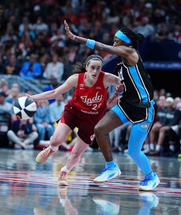 INDIANAPOLIS, IN - JUNE 04: Indiana Fever guard Caitlin Clark (22) drives to the basket against the Atlanta Dream on June 4, 2026, at Gainbridge Fieldhouse in Indianapolis, Indiana. (Photo by Brian Spurlock Icon Sportswire) WNBA, Basketball Damen, USA JUN 04 Atlanta Dream at Indiana Fever EDITORIAL USE ONLY Icon2606041