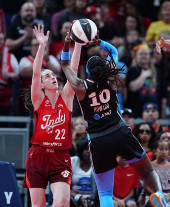 INDIANAPOLIS, IN - JUNE 04: Atlanta Dream forward Rhyne Howard (10) takes a shot against Indiana Fever guard Caitlin Clark (22) on June 4, 2026, at Gainbridge Fieldhouse in Indianapolis, Indiana. (Photo by Brian Spurlock Icon Sportswire) WNBA, Basketball Damen, USA JUN 04 Atlanta Dream at Indiana Fever EDITORIAL USE ONLY Icon26060429