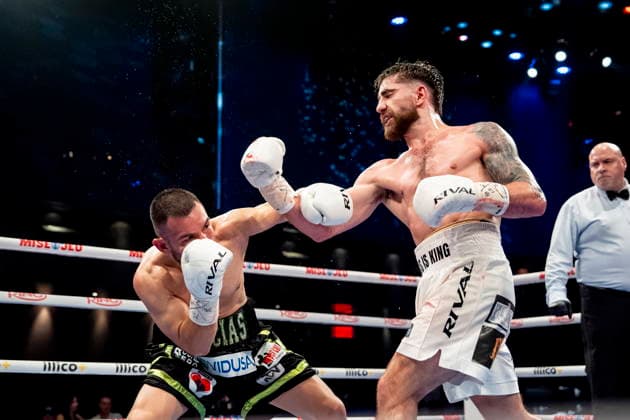 June 4, 2026, Montreal, Pq, CANADA: Jose Rodolfo Enriquez, left, and Avery Martin Duval trade blows during their lightweight fight in Montreal on Thursday, June 4, 2026. Canada News - June 4, 2026  - ZUMAc35_ 20260604_zaf_c35_166 Copyright: xChristopherxKatsarovx