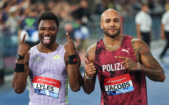(260605) -- ROME, June 5, 2026 -- Noah Lyles (L) of the United States poses with Lamont Marcell Jacobs of Italy after the men s 100m at the 2026 World Athletics Diamond League Golden Gala at the Stadio Olimpico in Rome, Italy, June 4, 2026. ) (SP)ITALY-ROME-ATHLETICS-DIAMOND LEAGUE-MEN S 100M WangxKaiyan 