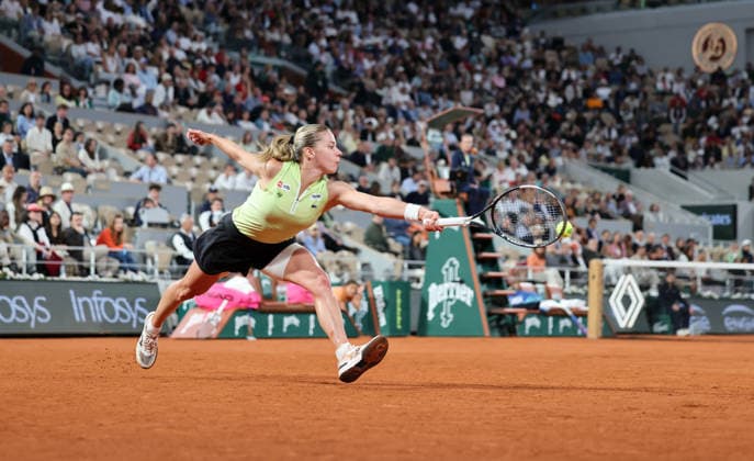 (260605) -- PARIS, June 5, 2026 -- Maja Chwalinska hits a return during the women s singles semifinal match between Maja Chwalinska of Poland and Diana Shnaider of Russia at the French Open tennis tournament at Roland Garros, Paris, France, June 4, 2026. ) (SP)FRANCE-PARIS-TENNIS-FRENCH OPEN-WOMEN S SINGLES-SEMIFINAL WuxHuiwo 