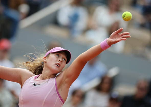 (260605) -- PARIS, June 5, 2026 -- Mirra Andreeva serves during the women s singles semifinal match between Marta Kostyuk of Ukraine and Mirra Andreeva of Russia at the French Open tennis tournament at Roland Garros, Paris, France, June 4, 2026. ) (SP)FRANCE-PARIS-TENNIS-FRENCH OPEN-WOMEN S SINGLES-SEMIFINAL WuxHuiwo 