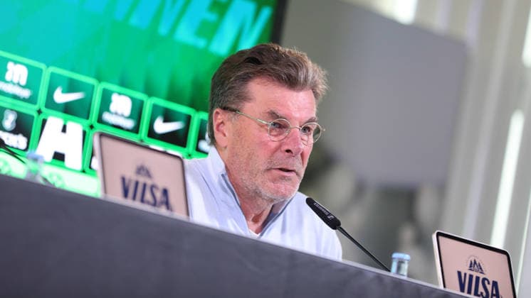 PK VfL Wolfsburg, 04.06.2026, Fußball, Herren, Saison 2026 2027, 2. BL, der VfL Wolfsburg hat den neuen Trainer Tobias Strobl vorgestellt, Geschäftsführer Dieter Hecking (VfL Wolfsburg) Niedersachsen Deutschland