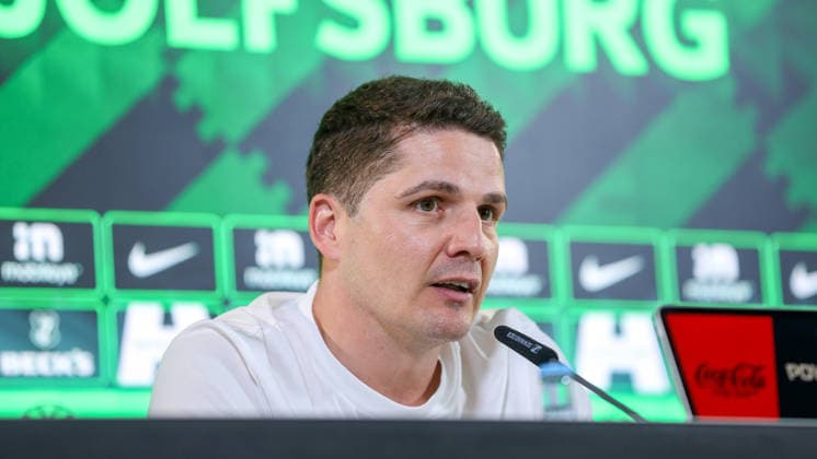 PK VfL Wolfsburg, 04.06.2026, Fußball, Herren, Saison 2026 2027, 2. BL, der VfL Wolfsburg hat den neuen Trainer Tobias Strobl vorgestellt, Sportdirektor Pirmin Schwegler (VfL Wolfsburg) Niedersachsen Deutschland