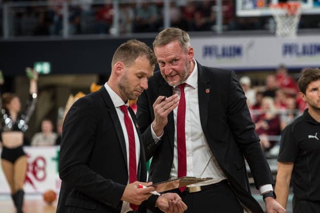 Bamberg, Deutschland 04. Juni 2026: 1. BBL Playoff Halbfinale - 2025 2026 - Sp. 3 - Bamberg Baskets gegen Alba Berlin Im Bild: v. li. Trainer Anton Gavel (Bamberg) und Co-Trainer Arne Woltmann (Bamberg) Brose Arena Bayern *** Bamberg, Germany 04 June 2026 1 BBL playoff semi-final 2025 2026 Sp 3 Bamberg Baskets vs Alba Berlin In the picture from left coach Anton Gavel Bamberg and co-coach Arne Woltmann Bamberg Brose Arena Bayern Copyright: xFotostandx xSchmittx