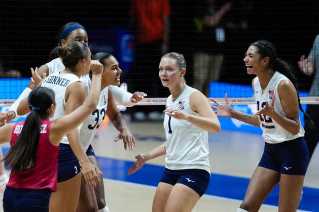 2026 Women s Volleyball Nations League - Quebec City - Day2 Players of the United States celebrate after scoring a point during the 2026 Women s Volleyball Nations League match between Canada and the United States at Videotron Centre in Quebec City, Canada, on June 4, 2026. Quebec City Quebec Canada  Copyright: xYuanxTianx originalFilename:tian-2026wome260604_npn7w.jpg